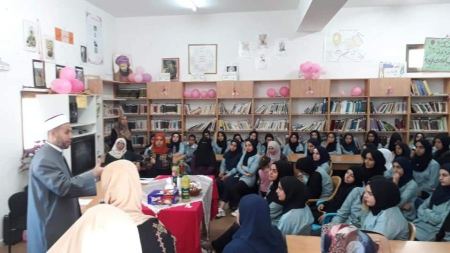 الشيخ مشهور فواز يقدم محاضرة توعوية في المدرسة الثانوية للبنات في برطعة